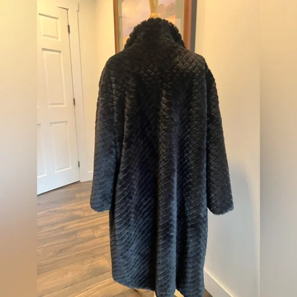 Faux fur coat - Picture 3 of 8